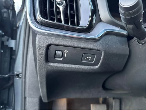 Used 2019 Volvo S60 T6 Momentum w/ Premium Package image 21