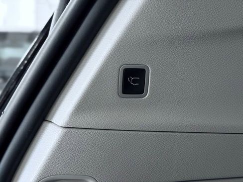 Used 2023 Chrysler Pacifica Touring-L FWD image 13