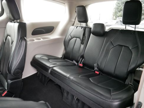 Certified 2024 Chrysler Pacifica Touring-L image 35