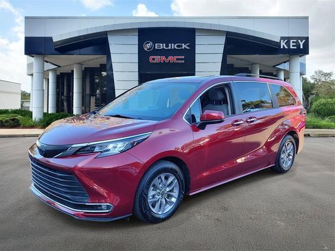 Used 2022 Toyota Sienna XLE image 3