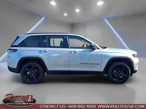 Used 2023 Jeep Grand Cherokee Altitude AWD/4WD image 2