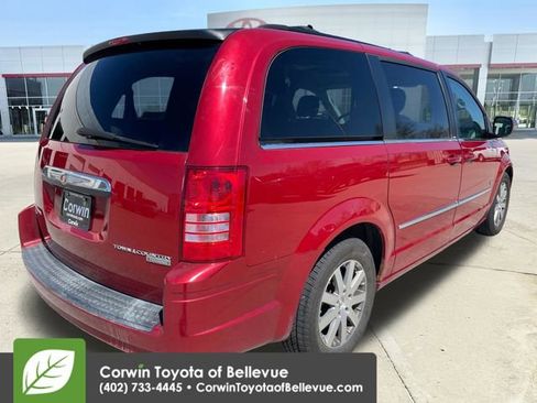 Used 2009 Chrysler Town & Country Touring image 5