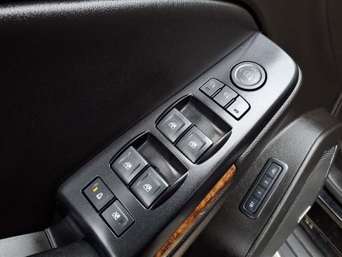 Used 2017 Chevrolet Suburban Premier image 16