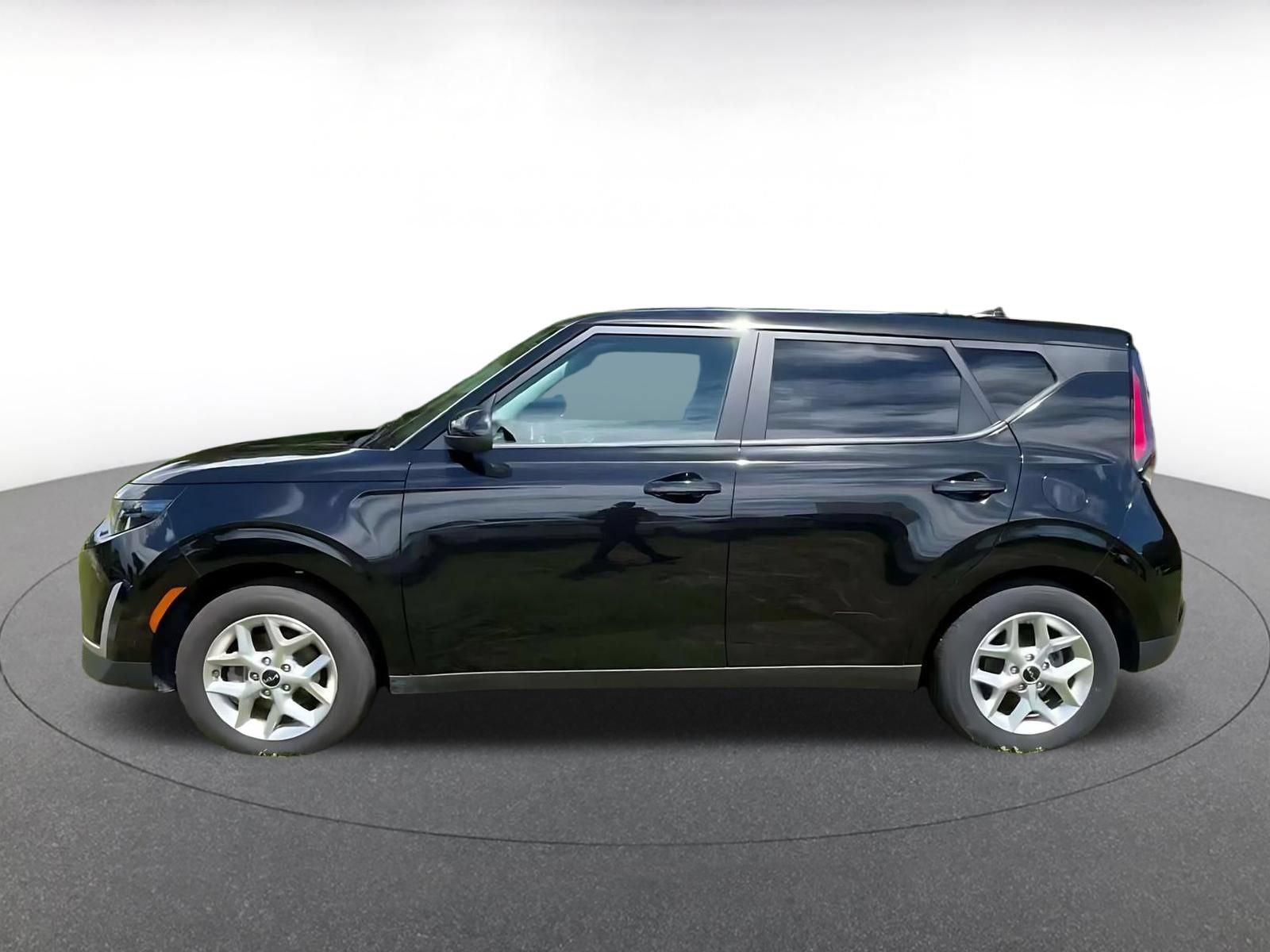 Used 2025 Kia Soul LX w/ LX Technology Package FWD image 8