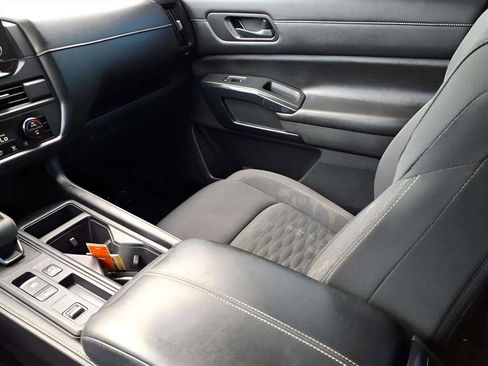 Used 2023 Nissan Pathfinder S image 12