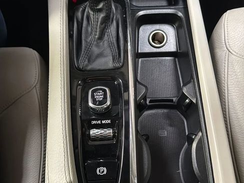 Used 2018 Volvo XC90 T6 Momentum w/ Momentum Plus Package image 19