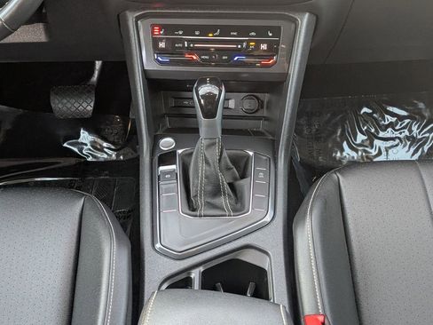 Used 2024 Volkswagen Tiguan SE image 18