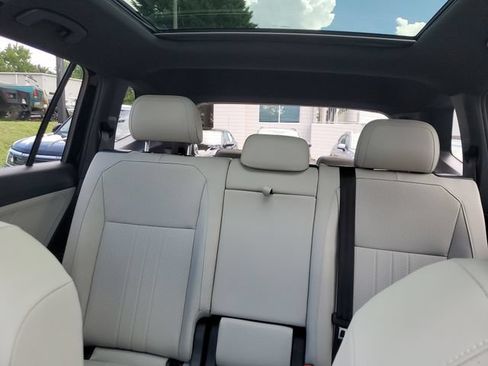 Used 2024 Volkswagen Tiguan SE R-Line FWD image 11