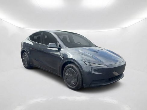 Used 2026 Tesla Model Y 2WD image 3