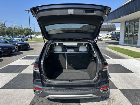 Used 2025 Volkswagen Taos SE FWD image 5
