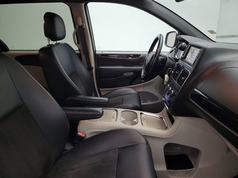 Used 2019 Dodge Grand Caravan SXT image 21