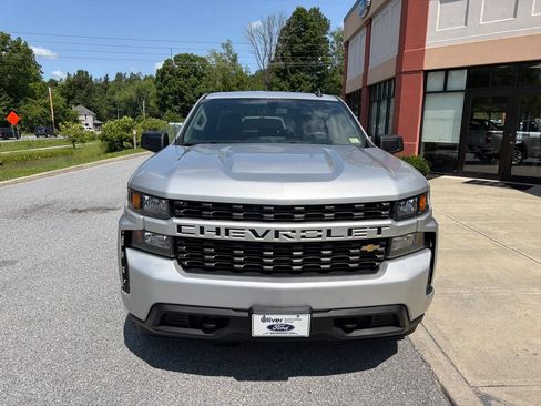 Used 2019 Chevrolet Silverado 1500 Custom w/ Custom Convenience Package AWD/4WD image 2