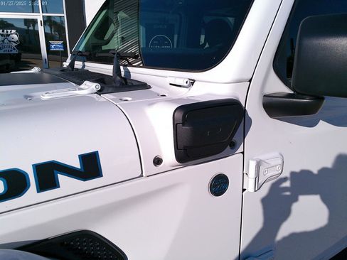 Used 2023 Jeep Wrangler Unlimited Rubicon 4xe w/ Cold Weather Group AWD/4WD image 18