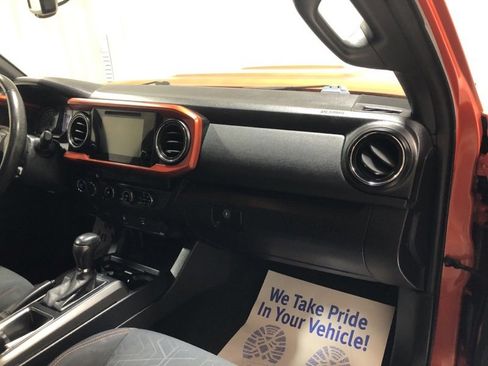 Used 2017 Toyota Tacoma TRD Sport w/ Tow Package (A/T) image 13