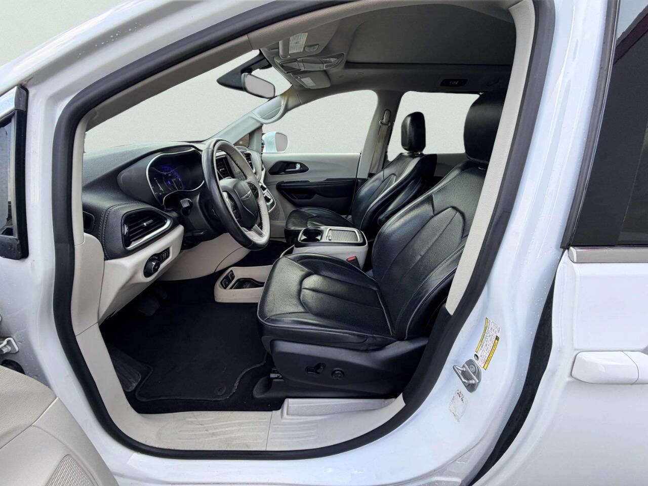 Used 2020 Chrysler Pacifica Limited FWD image 19
