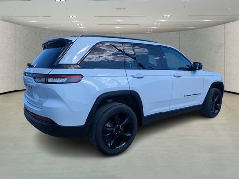 Used 2023 Jeep Grand Cherokee Altitude image 3