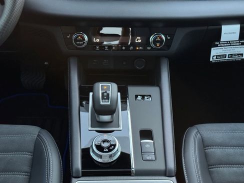New 2025 Mitsubishi Outlander SE image 22