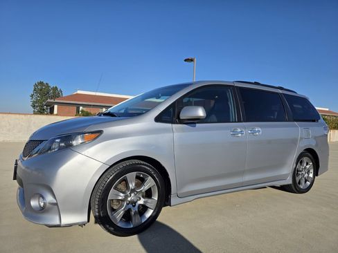 Used 2014 Toyota Sienna SE FWD image 3