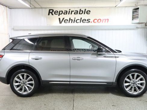 Used 2022 Lincoln Corsair AWD w/ Premium Package image 4