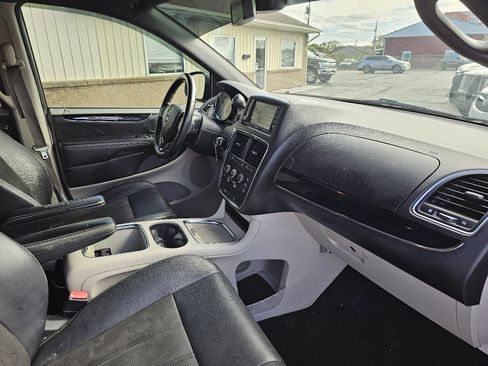 Used 2019 Dodge Grand Caravan SXT image 19