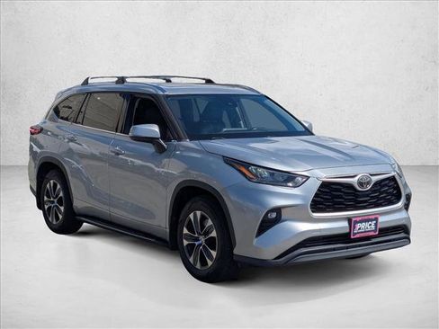 Used 2020 Toyota Highlander XLE FWD image 3