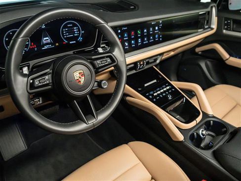 Certified 2025 Porsche Cayenne image 4