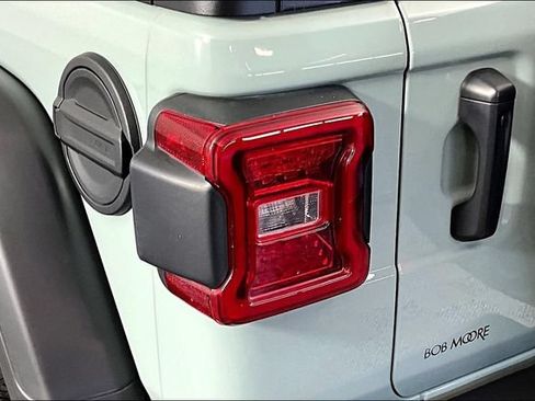 Used 2024 Jeep Wrangler Unlimited Rubicon w/ Technology Group AWD/4WD image 22