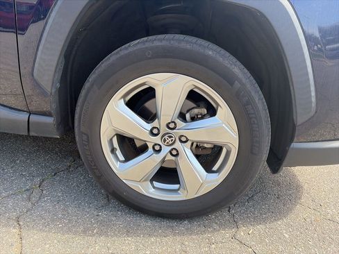 Used 2021 Toyota RAV4 XLE Premium image 8