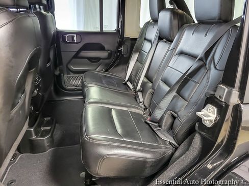 Used 2018 Jeep Wrangler Unlimited Sahara AWD/4WD image 9