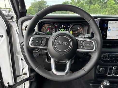 Used 2025 Jeep Wrangler Unlimited Sahara AWD/4WD image 14