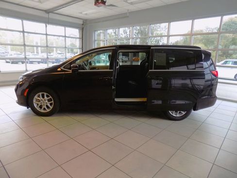 Used 2024 Chrysler Pacifica Touring-L FWD image 36