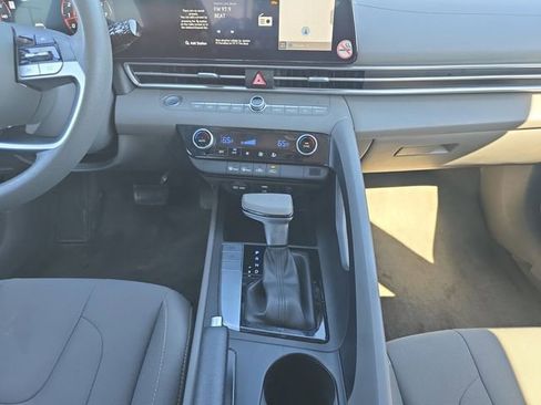 Used 2024 Hyundai Elantra SEL image 3