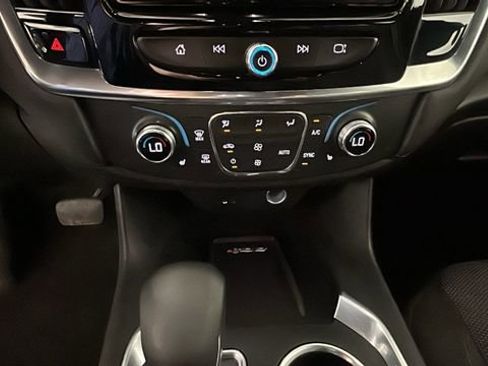 Used 2022 Chevrolet Traverse LT FWD image 23