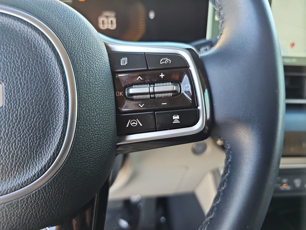 Used 2026 Kia Carnival EX FWD image 12