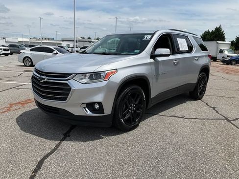Used 2019 Chevrolet Traverse LT FWD image 1