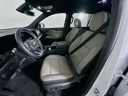 Used 2025 Chevrolet Traverse LT image 13