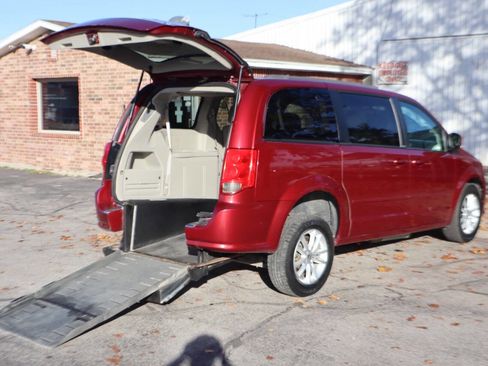 Used 2014 Dodge Grand Caravan SXT w/ UConnect Hands-Free Group image 5