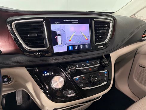 Used 2018 Chrysler Pacifica Limited FWD image 18