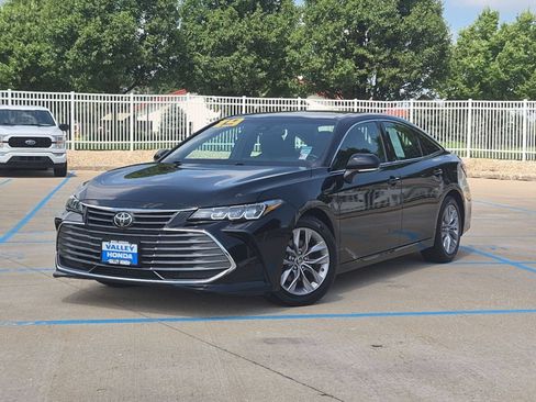 Used 2019 Toyota Avalon XLE w/ Moonroof Package FWD image 2
