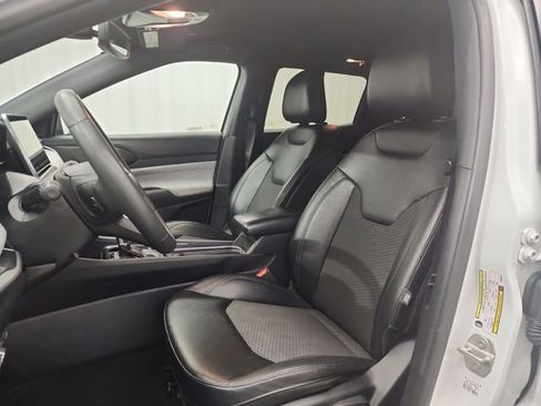 Used 2024 Jeep Compass Latitude image 13