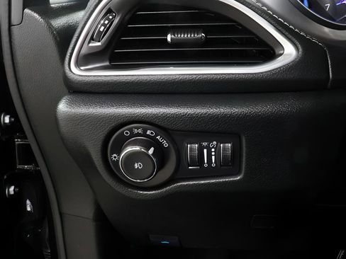 Used 2026 Chrysler Pacifica Limited FWD image 19
