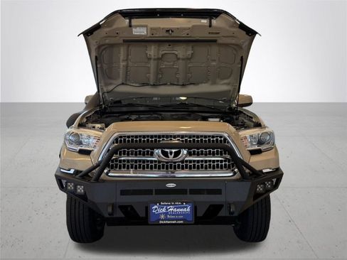 Used 2017 Toyota Tacoma TRD Off-Road w/ Premium & Technology Package AWD/4WD image 4