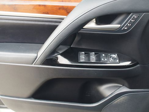 Used 2020 Lexus LX 570 4WD w/ Luxury Package image 29