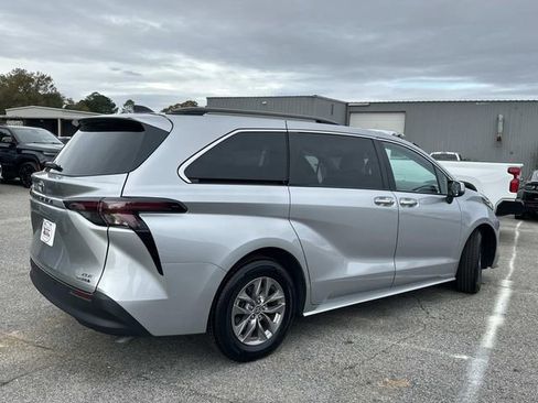 Used 2024 Toyota Sienna XLE image 8