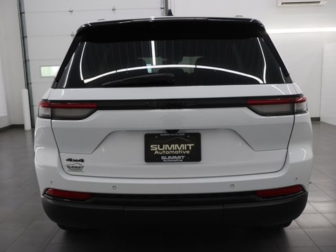Used 2023 Jeep Grand Cherokee Altitude AWD/4WD image 25