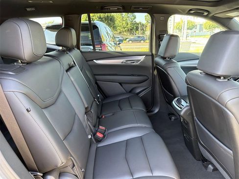 Used 2025 Cadillac XT6 Luxury image 32
