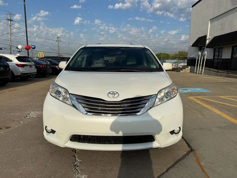 Used 2015 Toyota Sienna XLE Premium image 2