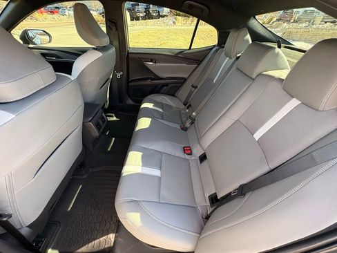 Used 2025 Toyota Camry SE w/ Convenience Package image 28