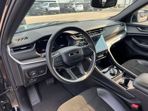Used 2024 Jeep Grand Cherokee Altitude AWD/4WD image 18