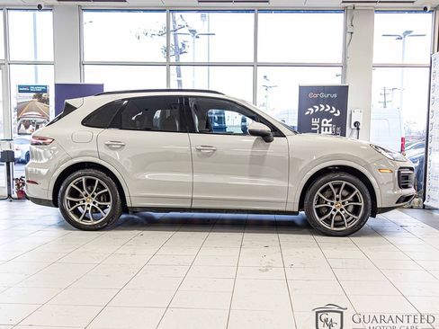 Used 2023 Porsche Cayenne w/ Premium Package image 9
